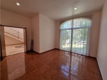 Residencia en Venta con jardines, Casa Club, GYM y Cancha de Tenis
