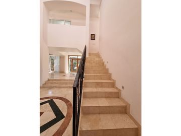 Residencia en Venta con jardines, Casa Club, GYM y Cancha de Tenis
