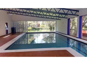 Residencia en Venta con jardines, Casa Club, GYM y Cancha de Tenis