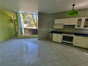 Residencia en Venta con jardines, Casa Club, GYM y Cancha de Tenis