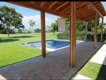 CASA EN VENTA EN EXCLUSIVO CLUB DE GOLF “PARAÍSO COUNTRY CLUB”