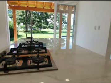 CASA EN VENTA EN EXCLUSIVO CLUB DE GOLF “PARAÍSO COUNTRY CLUB”
