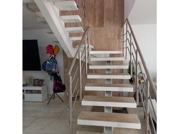 CASA DUPLEX AMOBLADA  en ARRIENDO.Quintas de la CASTELLANA
