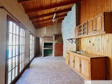 Casa en venta de 4 dormitorios c/ cochera en Centro
