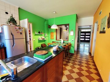 VENTA CASA 4 AMB. VILLA BALLESTER COCHERA Y JARDIN