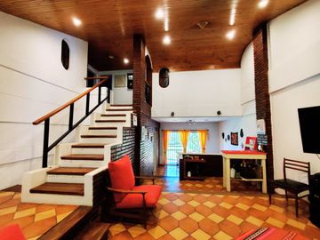 VENTA CASA 4 AMB. VILLA BALLESTER COCHERA Y JARDIN