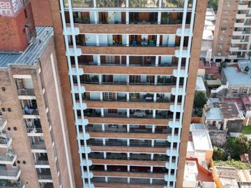 Piso de categoría frente a la plaza Constituyentes