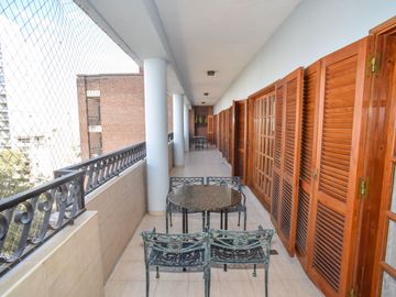 Piso de categoría frente a la plaza Constituyentes