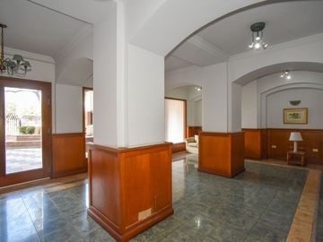 Piso de categoría frente a la plaza Constituyentes
