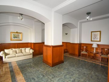 Piso de categoría frente a la plaza Constituyentes