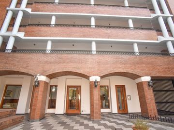 Piso de categoría frente a la plaza Constituyentes