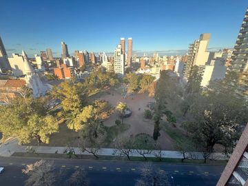 Piso de categoría frente a la plaza Constituyentes