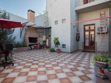 CASA EN VENTA. BOEDO 5 AMB PATIO PARRILLA TERRAZA