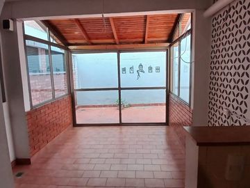 VENTA DEPTO 5 AMB CON PATIO Y COCHERAS CABALLITO