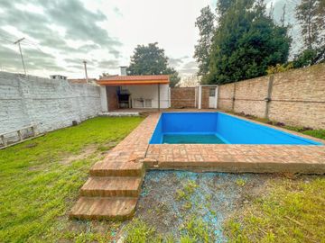 CASA 5 AMBIENTES PILETA JARDÍN RAFAEL CALZADA