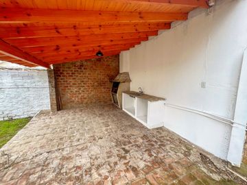 CASA 5 AMBIENTES PILETA JARDÍN RAFAEL CALZADA
