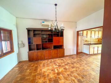 CASA 5 AMBIENTES PILETA JARDÍN RAFAEL CALZADA