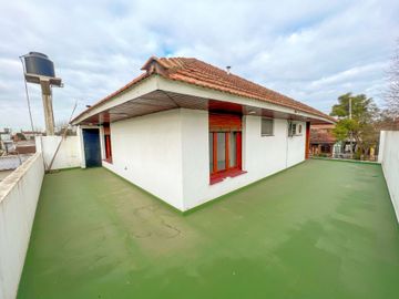 CASA 5 AMBIENTES PILETA JARDÍN RAFAEL CALZADA