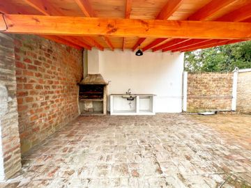 CASA 5 AMBIENTES PILETA JARDÍN RAFAEL CALZADA