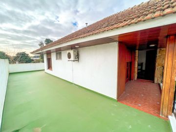 CASA 5 AMBIENTES PILETA JARDÍN RAFAEL CALZADA