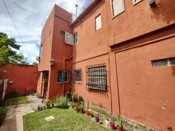 Venta Casa mas 2 departamentos Rafael Calzada