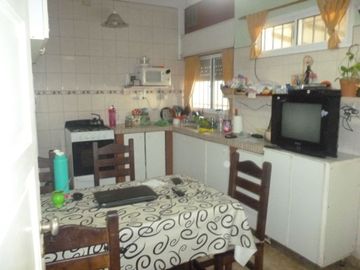 Venta Casa mas 2 departamentos Rafael Calzada