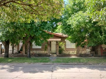 Venta Casa mas 2 departamentos Rafael Calzada