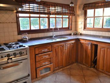 VENTA CASA 5 AMBIENTES EN LONGCHAMPS
