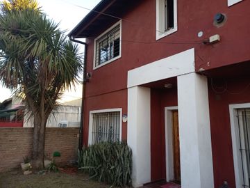 VENTA CASA 5 AMBIENTES EN LONGCHAMPS