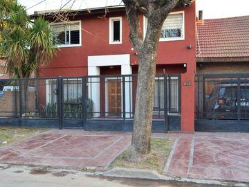 VENTA CASA 5 AMBIENTES EN LONGCHAMPS
