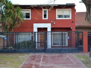 VENTA CASA 5 AMBIENTES EN LONGCHAMPS