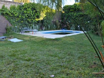 VENTA CASA 5 AMBIENTES EN LONGCHAMPS