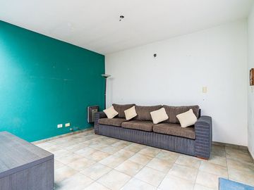 CASA DE PASILLO EN VENTA LOURDES TRES DORMITORIOS