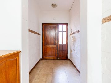 CASA DE PASILLO EN VENTA LOURDES TRES DORMITORIOS