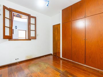CASA DE PASILLO EN VENTA LOURDES TRES DORMITORIOS