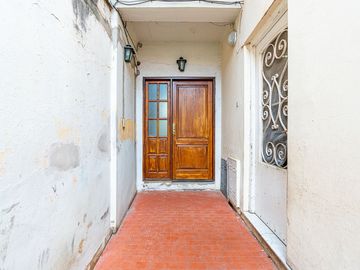 CASA DE PASILLO EN VENTA LOURDES TRES DORMITORIOS