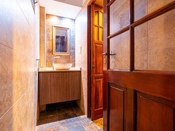 CASA DE PASILLO EN VENTA LOURDES TRES DORMITORIOS