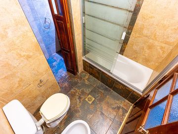 CASA DE PASILLO EN VENTA LOURDES TRES DORMITORIOS