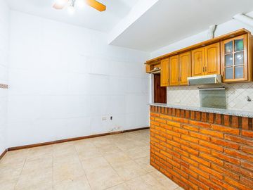 CASA DE PASILLO EN VENTA LOURDES TRES DORMITORIOS