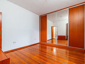 CASA DE PASILLO EN VENTA LOURDES TRES DORMITORIOS