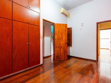 CASA DE PASILLO EN VENTA LOURDES TRES DORMITORIOS