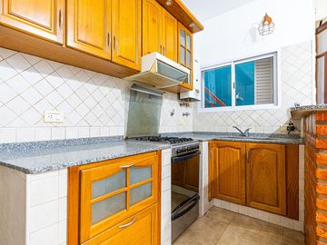 CASA DE PASILLO EN VENTA LOURDES TRES DORMITORIOS