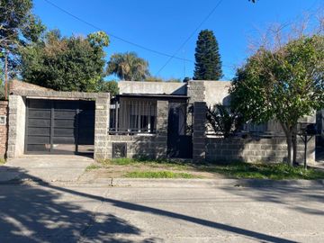 VENTA CASA 5 AMB PILETA A  RECICLAR ITUZAINGO