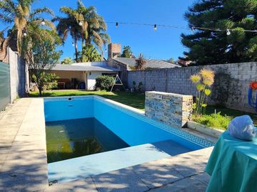 VENTA CASA 5 AMB PILETA A  RECICLAR ITUZAINGO