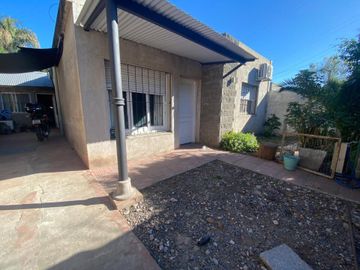 VENTA CASA 5 AMB PILETA A  RECICLAR ITUZAINGO