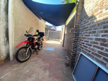 VENTA CASA 5 AMB PILETA A  RECICLAR ITUZAINGO