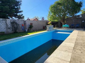 VENTA CASA 5 AMB PILETA A  RECICLAR ITUZAINGO