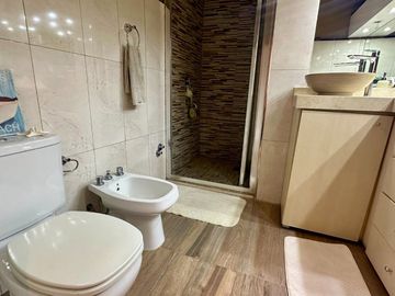 Casa 5 ambientes, 4 dormitorios, 3 cocheras