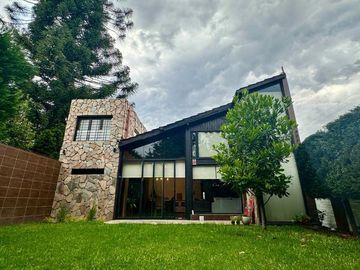 Casa 5 ambientes, 4 dormitorios, 3 cocheras