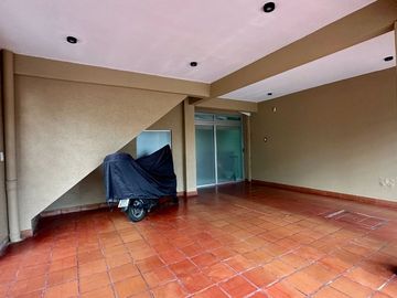 Casa 5 ambientes, 4 dormitorios, 3 cocheras